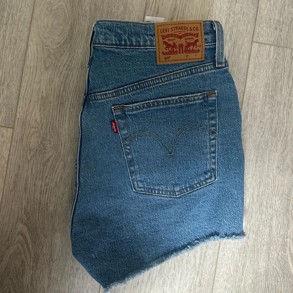 Levi's Blue Jean Shorts Raw Hem - Picture 1 of 4